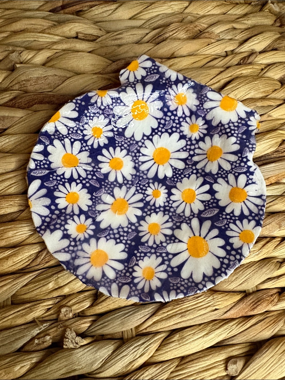 Handmade Daisy Pattern Shell Trinket Dish - Picture 3 of 5
